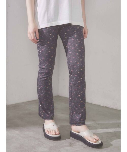 merry jenny(メリージェニー)の「petit floral フレアレギンス(その他パンツ・レディース・オフホワイト/ブラック・FREE)」の1枚目の写真