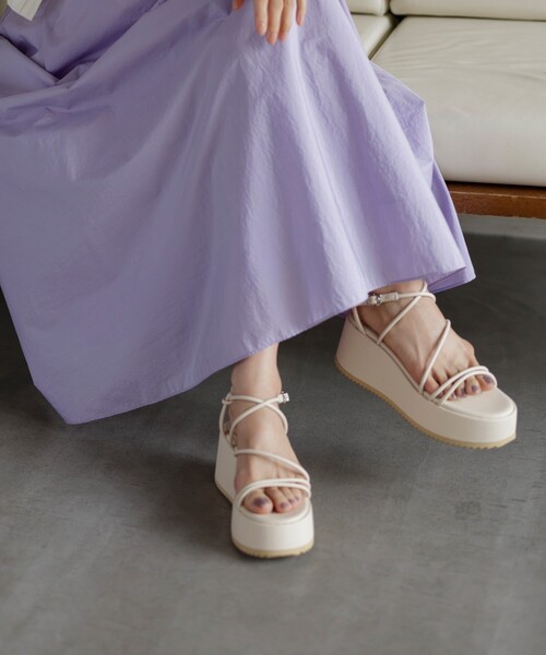 ESPERANZA（エスペランサ）の「◆【厚底／ストラップ／安定感】多重ストラップシャークソール厚底サンダル（サンダル・レディース・ブラック/オレンジ/グリーン/アイボリー・LL/S/M/L）」の2枚目の写真