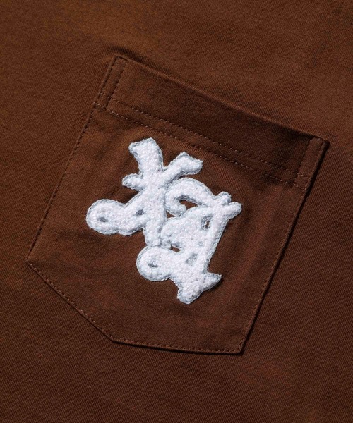 XLARGE(エクストララージ)の「OLD ENGLISH L/S POCKET TEE(Tシャツ/カットソー・メンズ・ブラウン/ブラック/ホワイト・M/XL/S/L)」の9枚目の写真