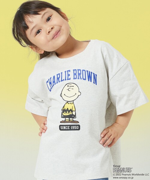FREAK'S STORE(フリークスストア)の「WEBオリジナル PEANUTS 別注 ビッグシルエット アーチロゴ プリントTシャツ/カレッジロゴ/チャーリー・ブラウン(Tシャツ/カットソー・キッズ・ホワイト/グレー/ブラック/グリーン/ブルー・120/150/130/140)」の3枚目の写真