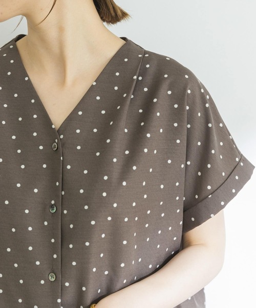 URBAN RESEARCH（アーバンリサーチ）の「エアリーVネック半袖シャツ-1（シャツ/ブラウス・レディース・オフホワイト/ネイビー/ラベンダー/ドット・FREE）」の19枚目の写真