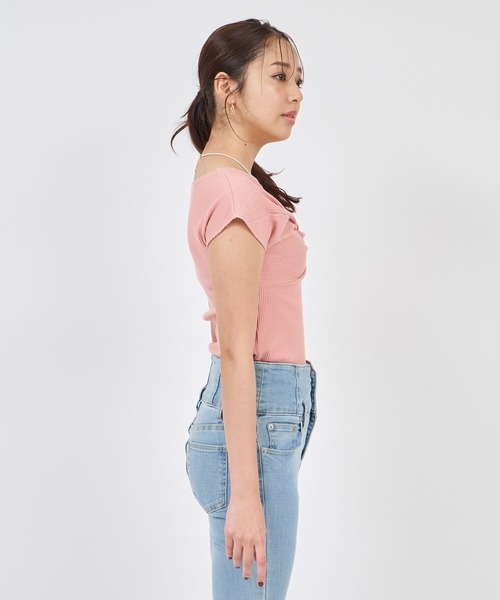 ROYAL PARTY(ロイヤルパーティー)の「フロントツイストカットリブトップス(Tシャツ/カットソー・レディース・ピンク/オフホワイト/ブラック・FREE)」の4枚目の写真