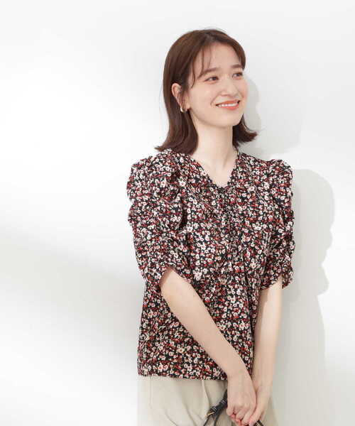 N.(N. Natural Beauty Basic)(エヌエヌナチュラルビューティーベーシック)の「◆フラワープリントパワショルブラウス(シャツ/ブラウス・レディース・ブラック系その他/ベージュ系その他・MEDIUM)」の22枚目の写真