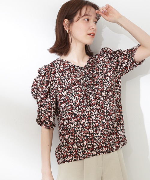 N.(N. Natural Beauty Basic)(エヌエヌナチュラルビューティーベーシック)の「◆フラワープリントパワショルブラウス(シャツ/ブラウス・レディース・ブラック系その他/ベージュ系その他・MEDIUM)」の2枚目の写真