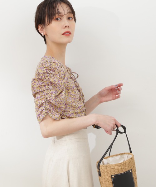 N.(N. Natural Beauty Basic)(エヌエヌナチュラルビューティーベーシック)の「◆フラワープリントパワショルブラウス(シャツ/ブラウス・レディース・ブラック系その他/ベージュ系その他・MEDIUM)」の3枚目の写真