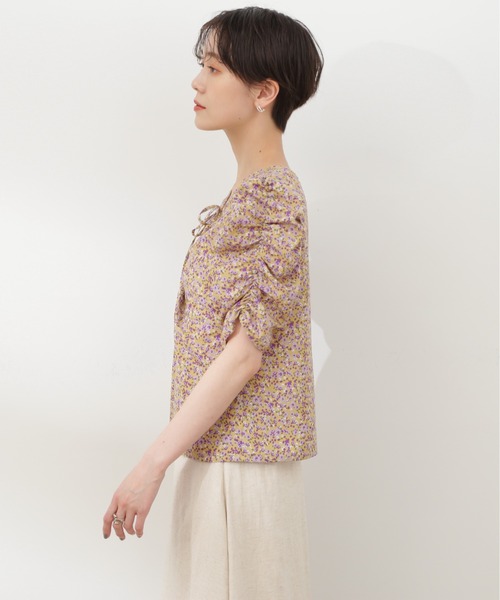 N.(N. Natural Beauty Basic)(エヌエヌナチュラルビューティーベーシック)の「◆フラワープリントパワショルブラウス(シャツ/ブラウス・レディース・ブラック系その他/ベージュ系その他・MEDIUM)」の6枚目の写真