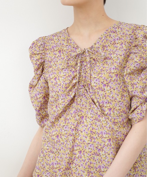 N.(N. Natural Beauty Basic)(エヌエヌナチュラルビューティーベーシック)の「◆フラワープリントパワショルブラウス(シャツ/ブラウス・レディース・ブラック系その他/ベージュ系その他・MEDIUM)」の4枚目の写真