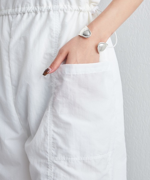 COLONY 2139（コロニートゥーワンスリーナイン）の「ナイロンウエストドロストキャミサロペット（サロペット/オーバーオール・レディース・ブラック/ホワイト・FREE）」の10枚目の写真