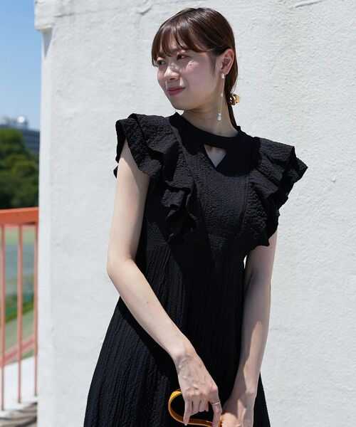 MAJESTIC LEGON（マジェスティックレゴン）の「フロントオープンフリルワンピ（ワンピース・レディース・アイボリー/オレンジ/ブラック・MEDIUM/SMALL）」の2枚目の写真