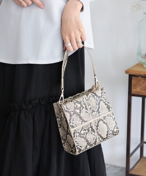 fredy emue（フレディエミュ）の「クロスはぎ2wayショルダーバッグ（ショルダーバッグ・レディース・ブラック/ブルー/ベージュ系その他4・FREE）」の12枚目の写真