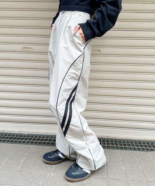 CLEA(クレア)の「カーブラインデザインワイドパンツ(その他パンツ・レディース・ブラック/ライトグレー・M)」の2枚目の写真