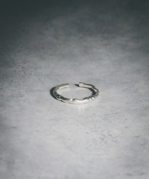 Mag.(マグ)の「【sterling silver】フリーサイズ デザインナローリング(リング・メンズ・シルバー/ゴールド・FREE)」の2枚目の写真