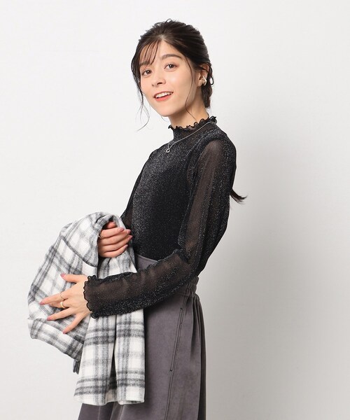 Cutie Blonde（キューティーブロンド）の「◆シアー感を楽しむ ラメ入り ハイネックトップス（Tシャツ/カットソー・レディース・ブラック/ホワイト系/ピンク系/ブルー・02/03/04）」の11枚目の写真