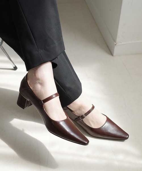 AmiAmi（アミアミ）の「柔らか！ソフトスクエアトゥメリージェーン/ 4cm太ヒールパンプス（パンプス・レディース・ブラック/ホワイト×ブラック/シルバー/ブラック系その他/グレイッシュベージュ/シルバーグレー/ダークブラウン/シルバー系その他/レッド/ブラック系その他2/アイボリー/ブラック系その他3/ブラックミックス/ゴールド系その他/ブロンズ・L/LL/M/S）」の9枚目の写真