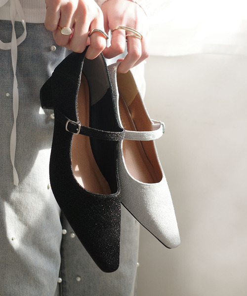 AmiAmi（アミアミ）の「柔らか！ソフトスクエアトゥメリージェーン/ 4cm太ヒールパンプス（パンプス・レディース・ブラック/ホワイト×ブラック/シルバー/ブラック系その他/グレイッシュベージュ/シルバーグレー/ダークブラウン/シルバー系その他/レッド/ブラック系その他2/アイボリー/ブラック系その他3/ブラックミックス/ゴールド系その他/ブロンズ・L/LL/M/S）」の6枚目の写真