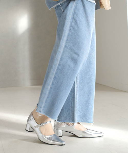 AmiAmi（アミアミ）の「柔らか！ソフトスクエアトゥメリージェーン/ 4cm太ヒールパンプス（パンプス・レディース・ブラック/ホワイト×ブラック/シルバー/ブラック系その他/グレイッシュベージュ/シルバーグレー/ダークブラウン/シルバー系その他/レッド/ブラック系その他2/アイボリー/ブラック系その他3/ブラックミックス/ゴールド系その他/ブロンズ・L/LL/M/S）」の16枚目の写真