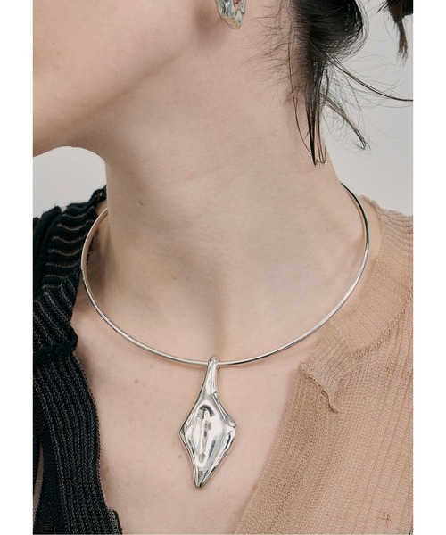 loni（ロニ）の「【金属アレルギー対応】Leaf Plate Choker/リーフプレートチョーカー（チョーカー・レディース・シルバー/ゴールド・FREE）」の2枚目の写真