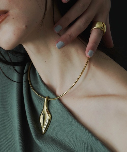 loni（ロニ）の「【金属アレルギー対応】Leaf Plate Choker/リーフプレートチョーカー（チョーカー・レディース・シルバー/ゴールド・FREE）」の4枚目の写真