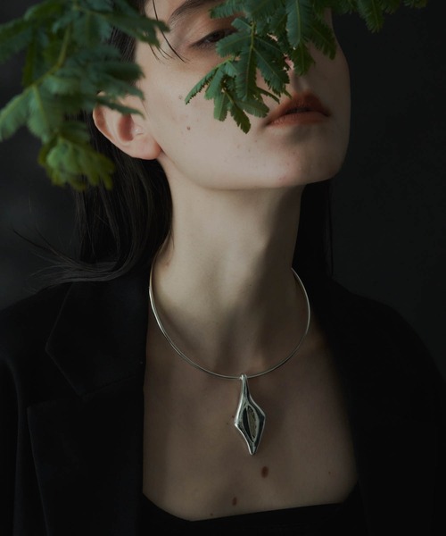 loni（ロニ）の「【金属アレルギー対応】Leaf Plate Choker/リーフプレートチョーカー（チョーカー・レディース・シルバー/ゴールド・FREE）」の14枚目の写真