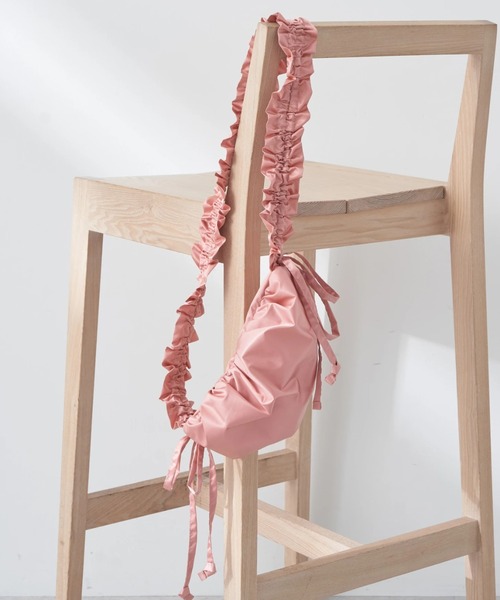 earth music&ecology（アースミュージックアンドエコロジー）の「ギャザーボディバッグ（エコバッグ/サブバッグ・レディース・アイボリー/ブラック/ピンク・FREE）」の3枚目の写真