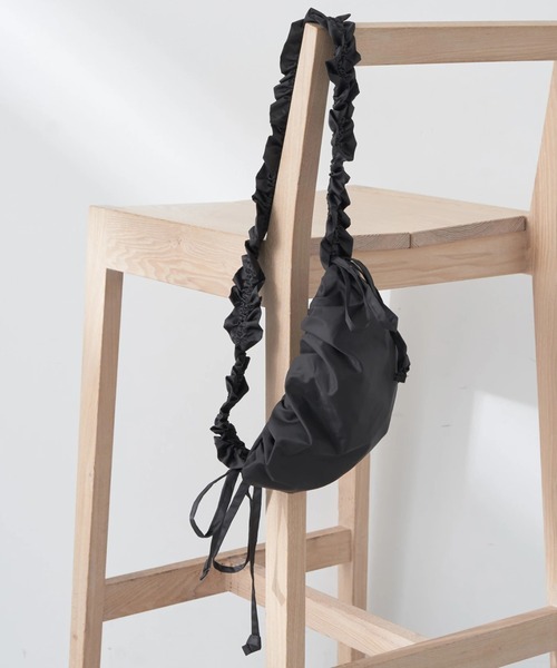 earth music&ecology（アースミュージックアンドエコロジー）の「ギャザーボディバッグ（エコバッグ/サブバッグ・レディース・アイボリー/ブラック/ピンク・FREE）」の2枚目の写真