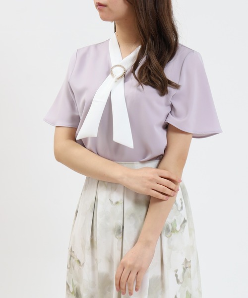 ASTORIA ODIER（アストリアオディール）の「金具パール使い配色ボウタイ半袖ブラウス（シャツ/ブラウス・レディース・ベージュ/ラベンダー/ホワイト/ライトグレー・MEDIUM/LARGE）」の4枚目の写真
