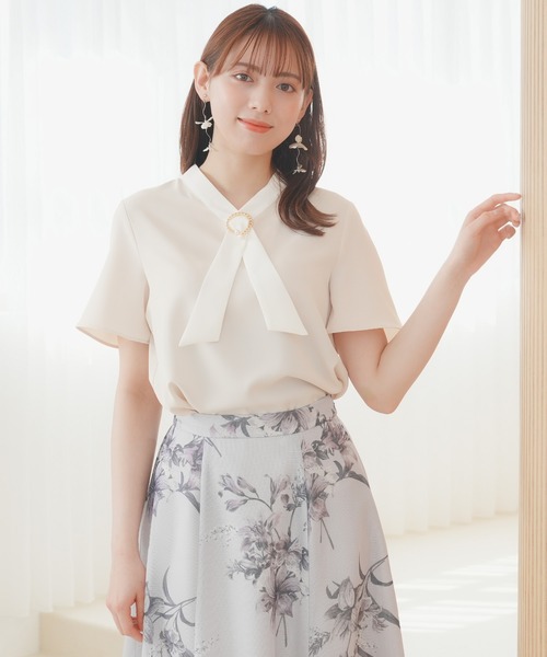 ASTORIA ODIER（アストリアオディール）の「金具パール使い配色ボウタイ半袖ブラウス（シャツ/ブラウス・レディース・ベージュ/ラベンダー/ホワイト/ライトグレー・MEDIUM/LARGE）」の3枚目の写真