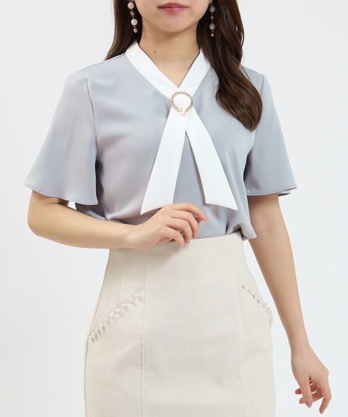 ASTORIA ODIER（アストリアオディール）の「金具パール使い配色ボウタイ半袖ブラウス（シャツ/ブラウス・レディース・ベージュ/ラベンダー/ホワイト/ライトグレー・MEDIUM/LARGE）」の2枚目の写真