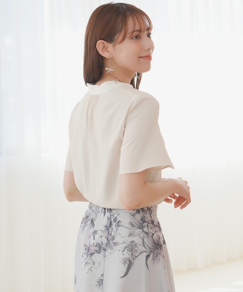 ASTORIA ODIER（アストリアオディール）の「金具パール使い配色ボウタイ半袖ブラウス（シャツ/ブラウス・レディース・ベージュ/ラベンダー/ホワイト/ライトグレー・MEDIUM/LARGE）」の22枚目の写真