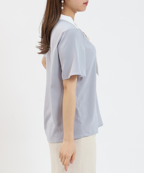 ASTORIA ODIER（アストリアオディール）の「金具パール使い配色ボウタイ半袖ブラウス（シャツ/ブラウス・レディース・ベージュ/ラベンダー/ホワイト/ライトグレー・MEDIUM/LARGE）」の5枚目の写真