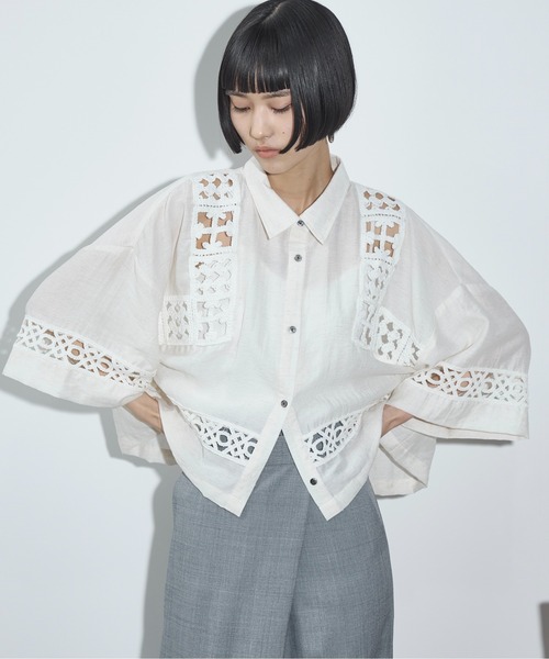 ブラウス シャツ クロシェアクセントクロップドハーフスリーブリネンシャツ レディース THE YOn（ザヨン）の「クロシェアクセントクロップドハーフ