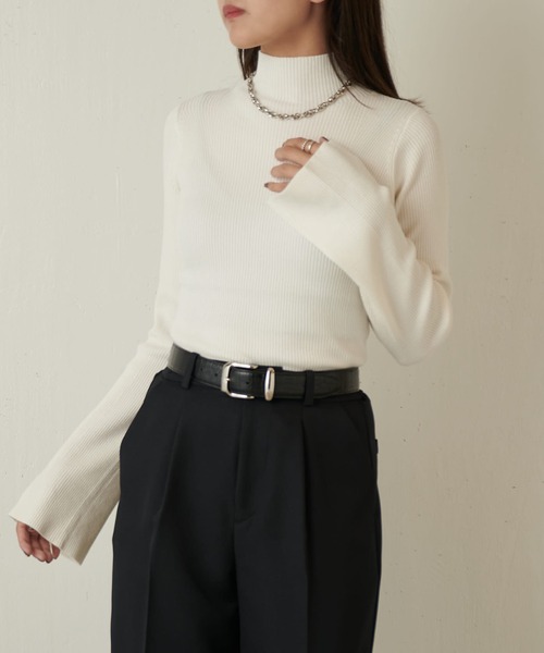 Lui's（ルイス）の「フレアスリーブタートルネックニット（ニット/セーター・レディース・チャコールグレー/ホワイト/ブラック・FREE）」の4枚目の写真