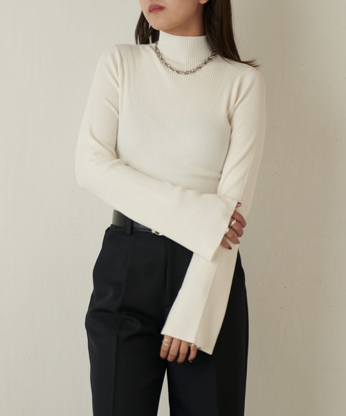 Lui's（ルイス）の「フレアスリーブタートルネックニット（ニット/セーター・レディース・チャコールグレー/ホワイト/ブラック・FREE）」の5枚目の写真