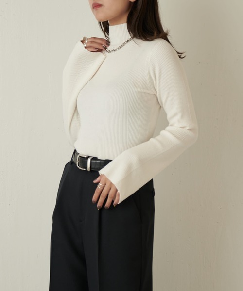 Lui's（ルイス）の「フレアスリーブタートルネックニット（ニット/セーター・レディース・チャコールグレー/ホワイト/ブラック・FREE）」の6枚目の写真