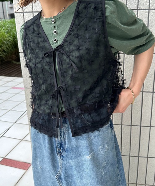 mi via loca（ミヴィアロカ）の「シアー リボンチュールレース ベスト