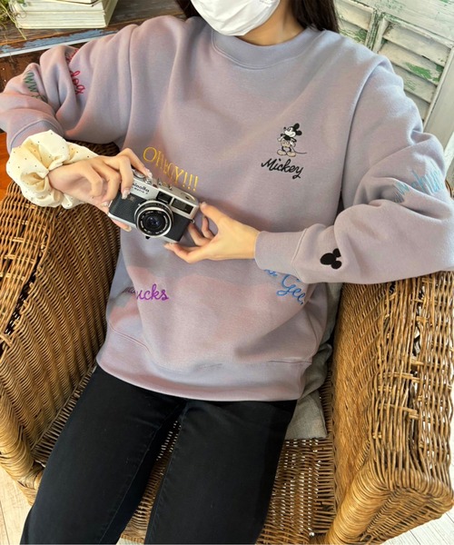 Disney(ディズニー)の「【DISNEY/ディズニー】裏起毛 総刺繍トレーナー ミッキーマウス(スウェット・レディース・ブラック/パープル/マスタード/ダークグリーン・L/M)」の4枚目の写真