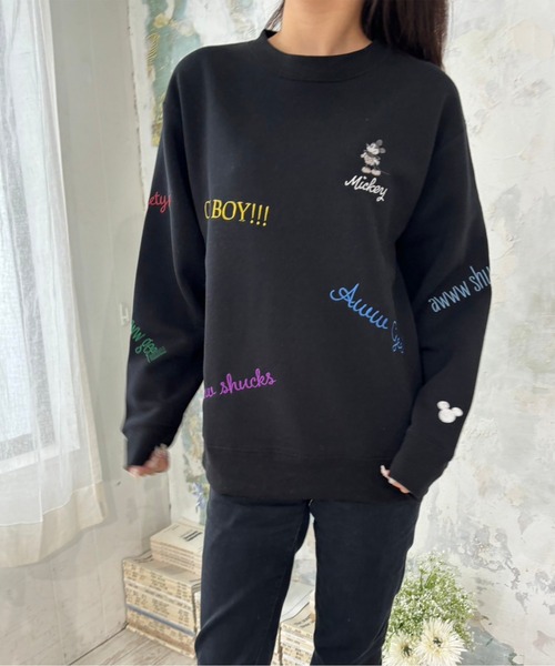 Disney(ディズニー)の「【DISNEY/ディズニー】裏起毛 総刺繍トレーナー ミッキーマウス(スウェット・レディース・ブラック/パープル/マスタード/ダークグリーン・L/M)」の2枚目の写真