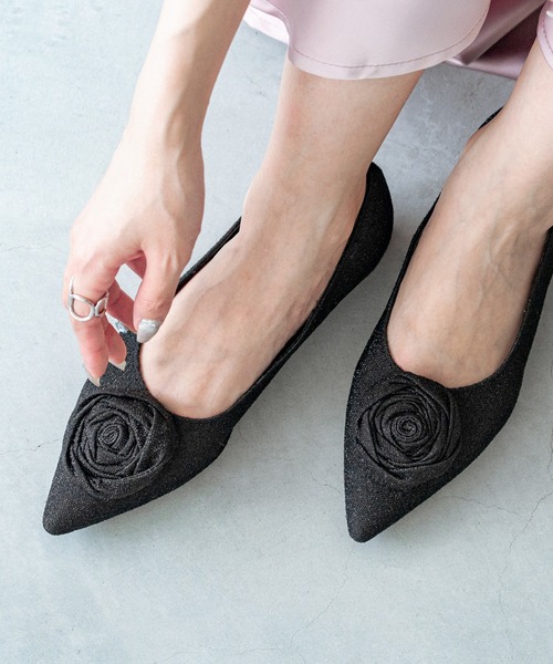 menue(メヌエ)の「ローズモチーフ ローヒール パンプス(パンプス・レディース・ピンク/シルバー/ブラック・24.0cm/23.0cm/22.5cm/22.0cm/21.5cm/26.0cm/25.5cm/25.0cm/24.5cm/23.5cm)」の2枚目の写真