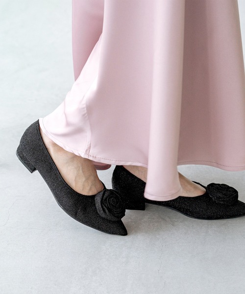 menue(メヌエ)の「ローズモチーフ ローヒール パンプス(パンプス・レディース・ピンク/シルバー/ブラック・24.0cm/23.0cm/22.5cm/22.0cm/21.5cm/26.0cm/25.5cm/25.0cm/24.5cm/23.5cm)」の4枚目の写真