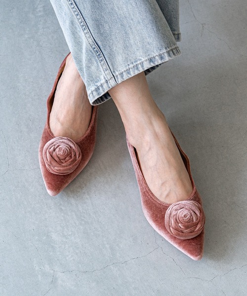 menue(メヌエ)の「ローズモチーフ ローヒール パンプス(パンプス・レディース・ピンク/シルバー/ブラック・24.0cm/23.0cm/22.5cm/22.0cm/21.5cm/26.0cm/25.5cm/25.0cm/24.5cm/23.5cm)」の6枚目の写真