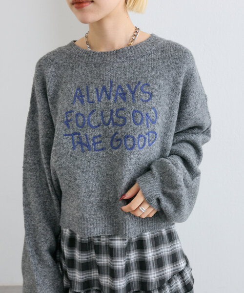 w closet(ダブルクローゼット)の「【4色展開】コード刺繍ロゴショートニット(ニット/セーター・レディース・チャコールグレー/レッド/グレー/ブルー・FREE)」の1枚目の写真