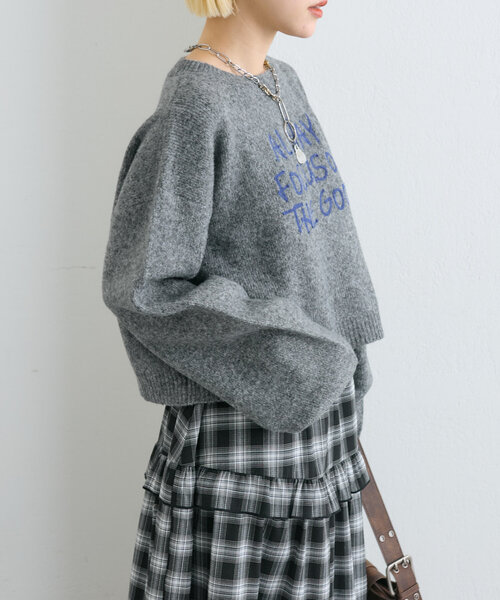 w closet(ダブルクローゼット)の「【4色展開】コード刺繍ロゴショートニット(ニット/セーター・レディース・チャコールグレー/レッド/グレー/ブルー・FREE)」の17枚目の写真