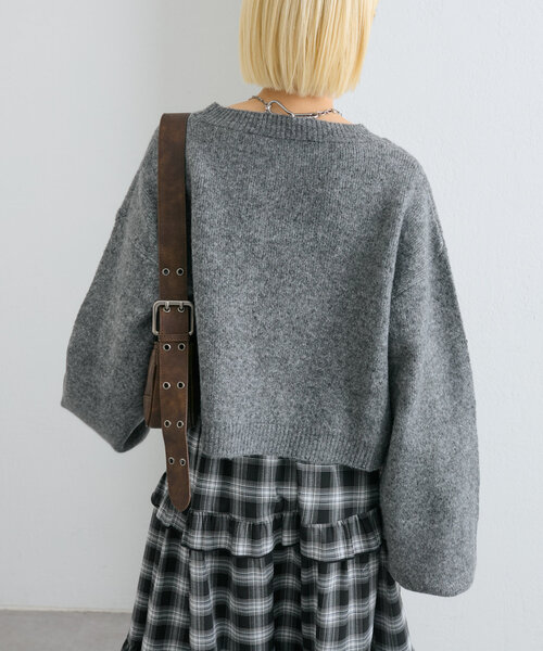 w closet(ダブルクローゼット)の「【4色展開】コード刺繍ロゴショートニット(ニット/セーター・レディース・チャコールグレー/レッド/グレー/ブルー・FREE)」の18枚目の写真