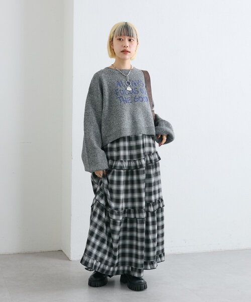 w closet(ダブルクローゼット)の「【4色展開】コード刺繍ロゴショートニット(ニット/セーター・レディース・チャコールグレー/レッド/グレー/ブルー・FREE)」の19枚目の写真