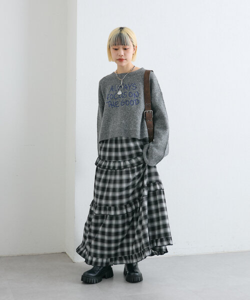 w closet(ダブルクローゼット)の「【4色展開】コード刺繍ロゴショートニット(ニット/セーター・レディース・チャコールグレー/レッド/グレー/ブルー・FREE)」の21枚目の写真