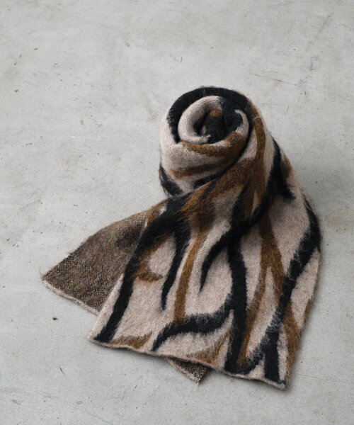 WHIMSIC(ウィムジック)の「【UNISEX】ジャガードニットマフラー(マフラー・レディース・ブラウン/パープル/ベージュ/チャコールグレー・FREE)」の11枚目の写真