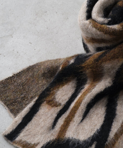 WHIMSIC(ウィムジック)の「【UNISEX】ジャガードニットマフラー(マフラー・レディース・ブラウン/パープル/ベージュ/チャコールグレー・FREE)」の14枚目の写真