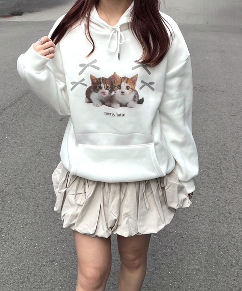 merrylatte(メリーラテ)の「ツインズキャットフォトパーカー(パーカー・レディース・ホワイト・MEDIUM/SMALL)」の2枚目の写真