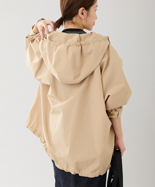 IENA(イエナ)の「VACHEMENT/ヴァシュモン 別注 ドルマンフードブルゾン(マウンテンパーカー・レディース・ベージュ/ネイビー・36/38)」の10枚目の写真