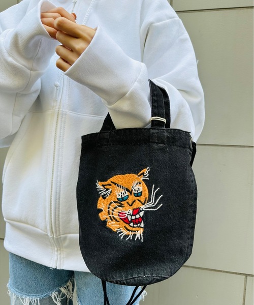 HOUSTON(ヒューストン)の「HOUTSTON / EMB DENIM EFFECT BAG(TIGER) / 6880 / 6881(ショルダーバッグ・レディース・ブラック系その他/ブラック系その他3/ブルー系その他2/ブラック/ブルー系その他3/ブルー系その他4/ブラック系その他2/ブルー系その他・ONESIZE)」の3枚目の写真